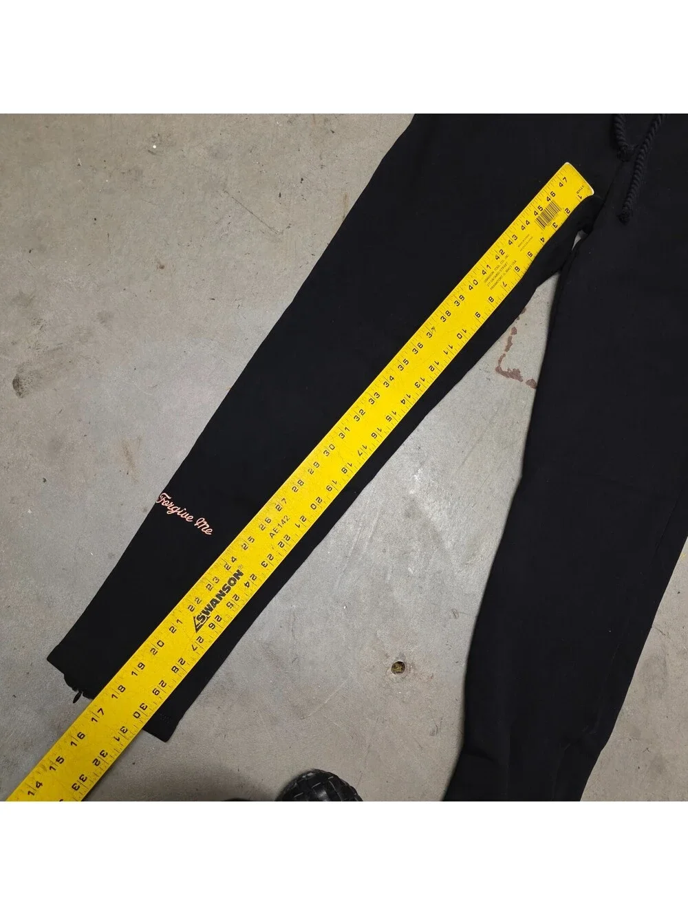 SYNA World Can’t Rush Greatness Sweatpants M Side Ankle Zips. Black